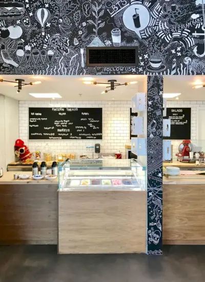 Interno del gelato Bean and Barnacle con disegni in gesso sul muro