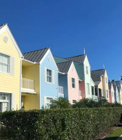 fileira de casas coloridas em tons pastéis em Lighthouse Point Florida