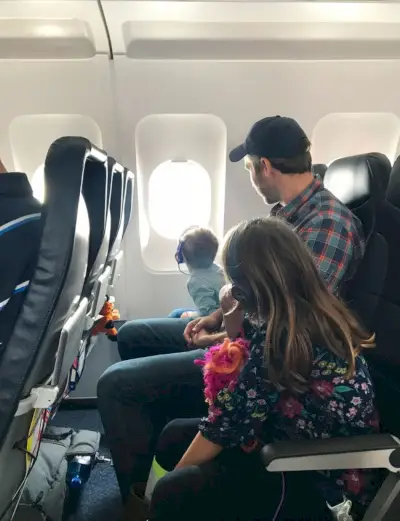 John und die Kinder im Flugzeug zu den Frühlingsferien in Florida