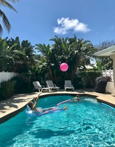 Spielen im Pool mit Palmen drumherum bei Strandvermietung auf der Insel Terra Mar