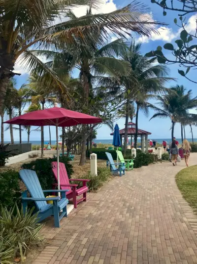 șezlonguri și umbrele de plajă colorate la Lauderdale By The Sea Florida