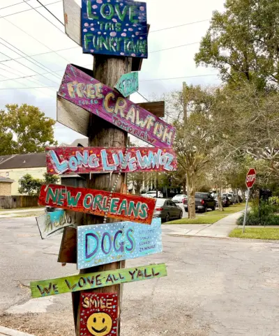 Segni colorati dipinti su Street Post nel quartiere dei giardini di New Olreans