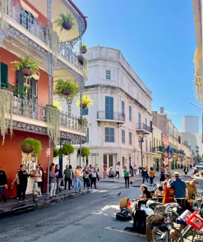 Musica dal vivo e architettura del quartiere francese di New Orleans