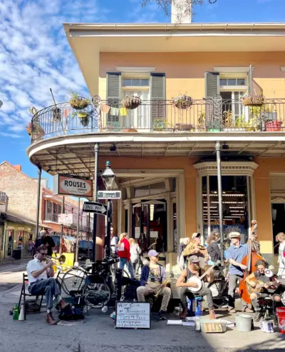 Band spiller på gadehjørnet i det franske kvarter, New Orleans