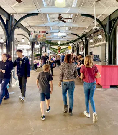 Marché fermier de la Nouvelle-Orléans avec des enfants