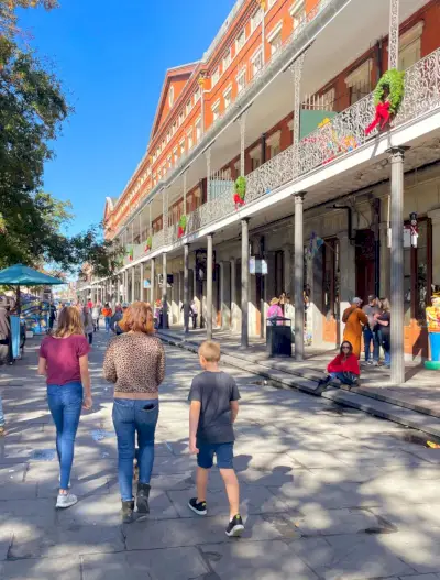 Mutter und Kinder gehen im French Quarter von New Orleans spazieren