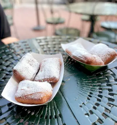 Beignets Op Cafétafel In New Orleans