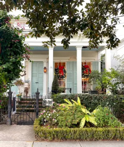 Casa del Garden District de Nueva Orleans decorada para las vacaciones de Navidad