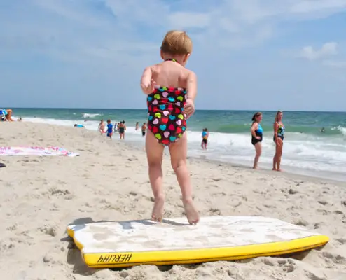 Journée à la plage sautant pleine