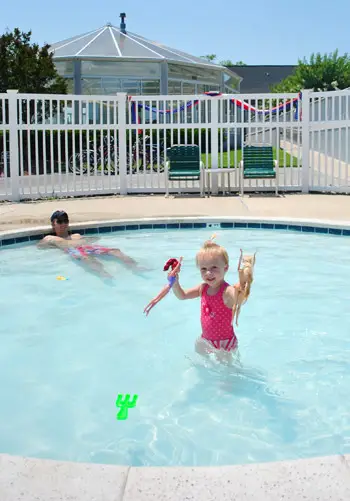 piscina de playa con papá