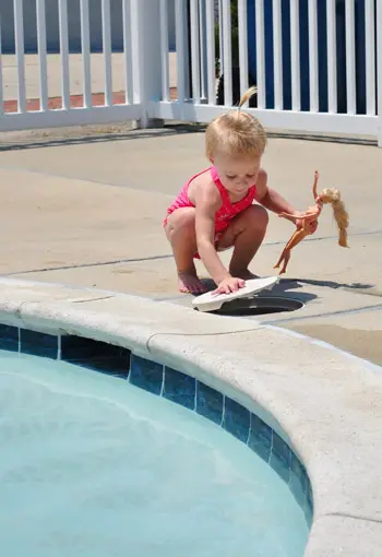 Barbie na piscina da praia no filtro