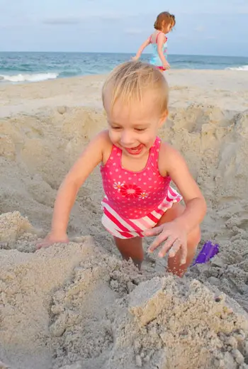 Wieczór na plaży. Clara wychodzi na zewnątrz