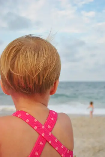 Capelli di Clara da sera in spiaggia da dietro