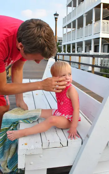 Strandavond John maakt zijn neus schoon