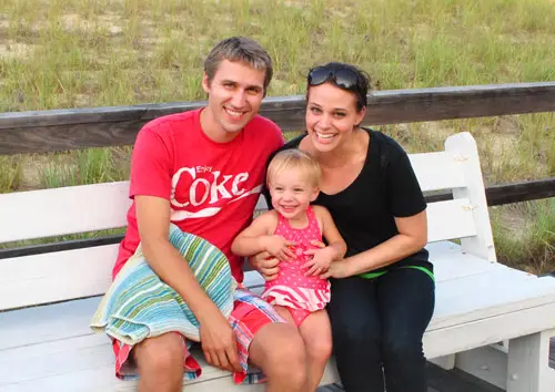 Portrait de famille en soirée sur la plage