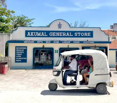 Akumal General Store med liten taxi i Mexico