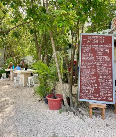 Menu TacoBish em espanhol em Tulum, México