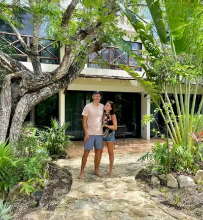 John i Sherry stoje na Arkah Airbnb u Akumal Meksiku