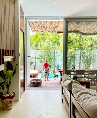 Boho Chic Mexican Airbnb 수영장의 소년과 개