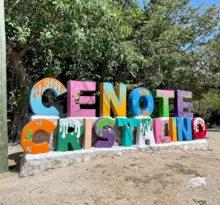 Krāsaina zīme Cenote Cristalino Akumal Meksikā