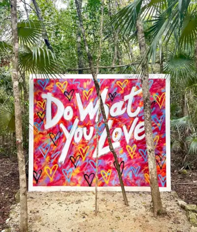 Faites ce que vous aimez Peinture murale dans Holistika Art Walk Tulum