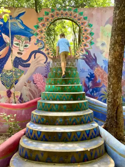 Niño subiendo las escaleras de la caminata de arte mural Holistika