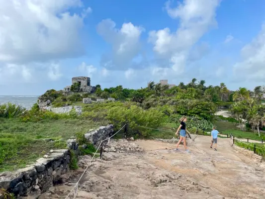 Enfants marchant dans les ruines de Tulum au Mexique