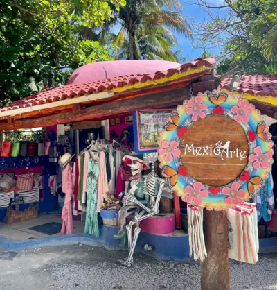 Farverig MexicArt Souvenir Shop i Akumal Mexico