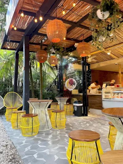 Decoração de selva na loja Aldo Gelato em Tulum Beach, México