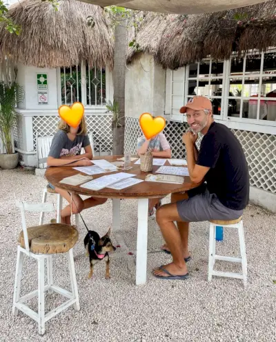 Dîner en plein air à Tulum au Mexique avec un chien sous la table