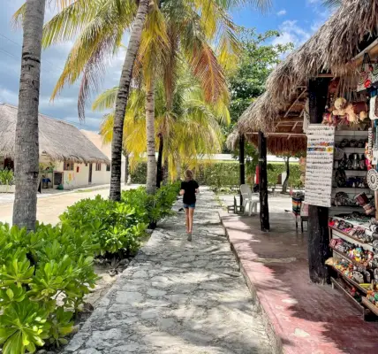 Kid løber gennem shopping i Akumal Mexico