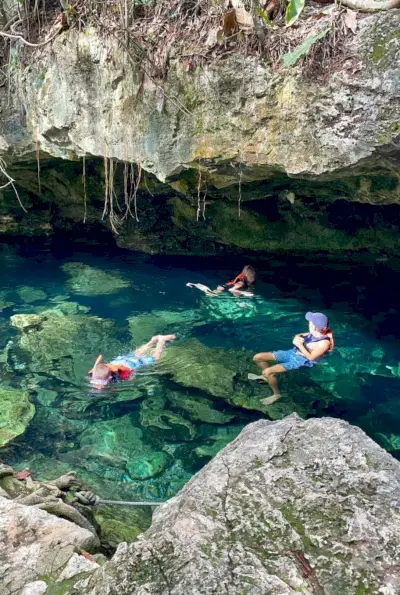 Deti plávanie v Cenote na Yucatáne v Mexiku