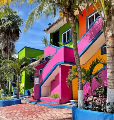 Coloridos edificios en Akumal México