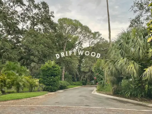 Znak sąsiedztwa Driftwood w Sankt Petersburgu na Florydzie