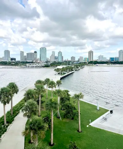 Pohled na St Pete Pier v Petrohradu na Floridě