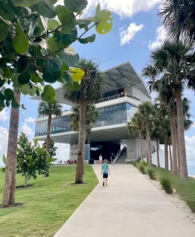 Budova na konci móla St Pete Pier v Petrohrade na Floride