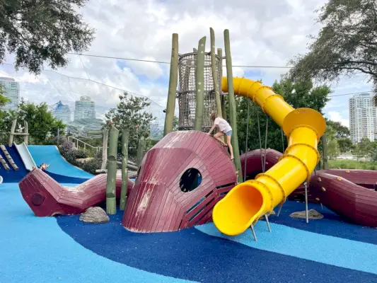 Estrutura do playground St Pete Pier em São Petersburgo, Flórida