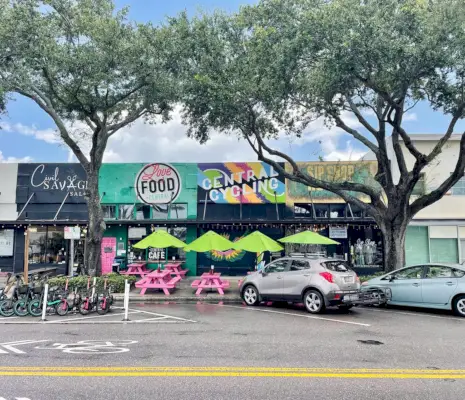 Kleurrijke straat front gebouwen op Central Avenue in Sint-Petersburg, Florida