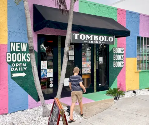 Außenansicht der Tombolo-Bücher in Sankt Petersburg, Florida