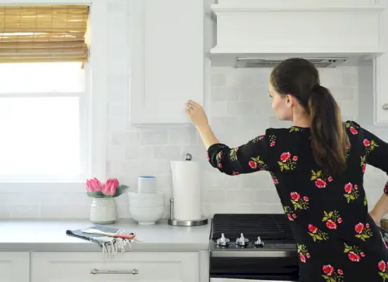 Appareils domestiques intelligents Amazon Echo dans la cuisine avec Sherry