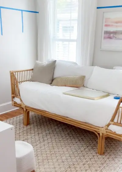 Lit de chambre du milieu Beach House avec poufs