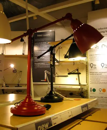 Červená pracovní lampa Ikea